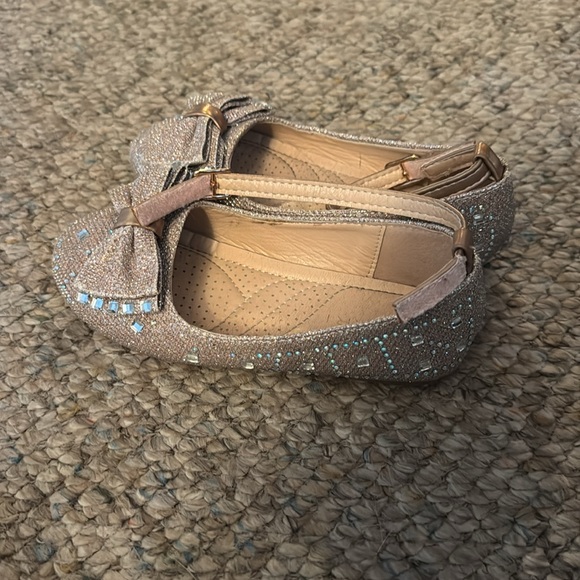 Tahari Gold Dress Shoes with Elegant Bow - Picture 4 of 7